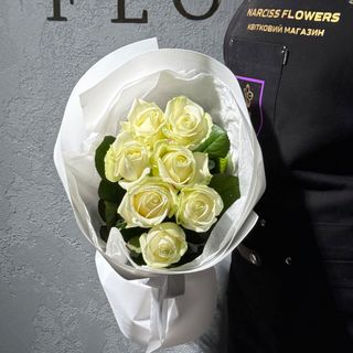 7 білих троянд