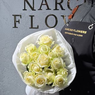 15 білих троянд