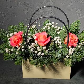 Кошик хвоя та троянда
