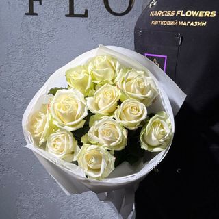 11 білих троянд