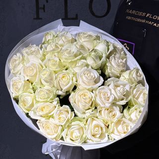 35 білих троянд у пакуванні