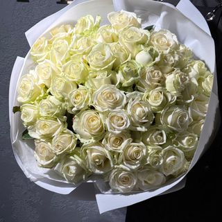 51 біла троянда у пакуванні