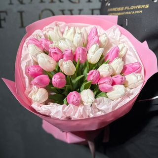 35 білих і рожевих тюльпанів