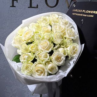 25 троянд «Аваланж»