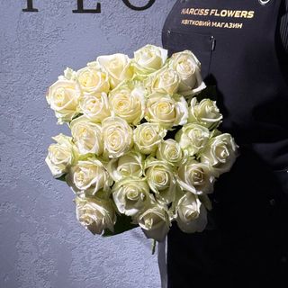 25 білих троянд