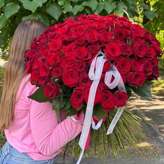 101 троянда під стрічку