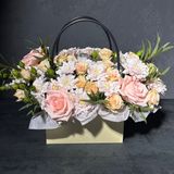 Краса у світлому кошику