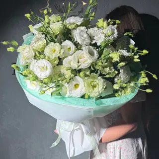 15 гілок білої еустоми