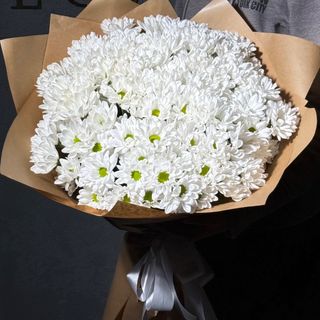 15 ромашкових хризантем у крафті