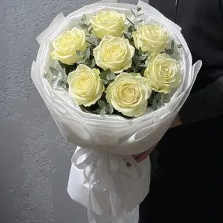 7 білих троянд