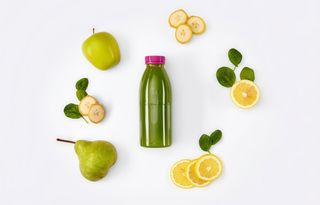 Detox смузі шпінат,огірок,авокадо,петрушка,яблуко,м'ята