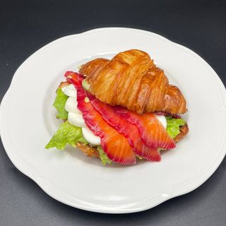 Круасан з Лососем Та Авокадо 