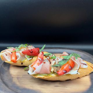 БРУСКЕТА З ХАМОНОМ ТА ПОЛУНИЦЕЮ 2 ШТ