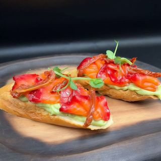 БРУСКЕТА З ЛОСОСЕМ 2 ШТ