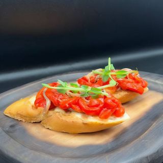 БРУСКЕТА З ПЕЧЕНИМ ПЕРЦЕМ ТА АНЧОУСАМИ 2 ШТ