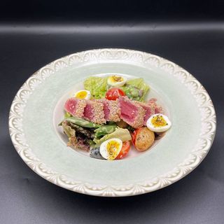 салат нісуаз з обсмаженим тунцем