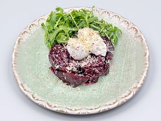 САЛАТ З ЗАПЕЧЕНИМ БУРЯКОМ, СИРОМ ШАВР ТА РУККОЛОЮ