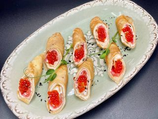 МЛИНЦІ З ЛОСОСЕМ ТА ЧЕРВОНОЮ ІКРОЮ