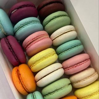 Коробочка класичних макарон 18шт