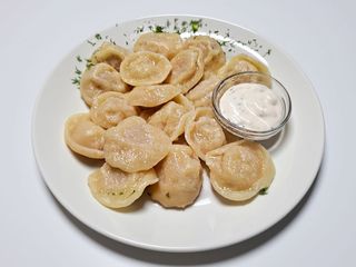 Пельмені з соусом (250г+50г)