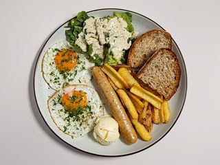 Сніданок з курячою сосискою та окатою яєчнею (350г)