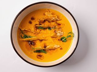 Гарбузовий крем-суп з пармезановими чипсами