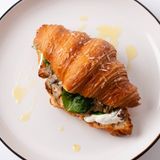 Круасан з індичкою та міксом грибів