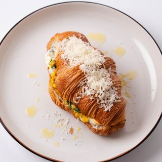 Круасан із сиром та кукурудзою