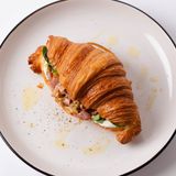 Круасан із шинкою та беконом