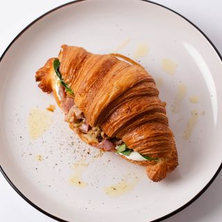 Круасан із шинкою та беконом