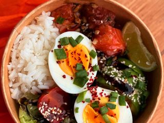 Поке з слабо соленим лососем (300 грам)