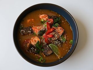 Том Ям з лососем, тофу та креветками