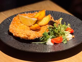 Шніцель свинний з мікс салатом та печеною картоплею