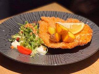 Шніцель курячий з мікс салатом та печеною картоплею