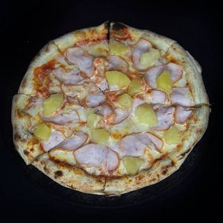 Піца з ананасами і куркою (500г)