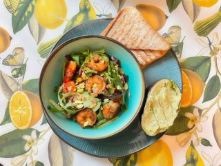 Салат з креветками та авокадо