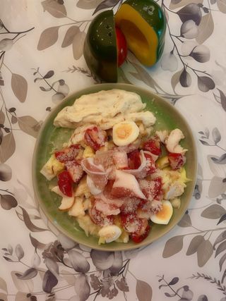 Салат теплий з куркою та беконом