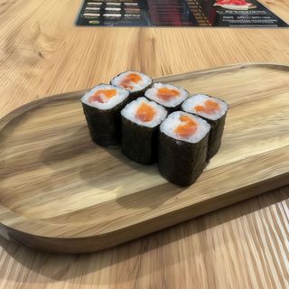 Макі рол з лососем (110г)