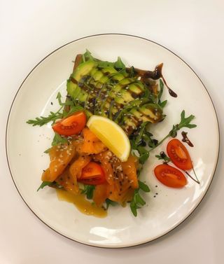 Бельгійські вафлі з лососем і авокадо 