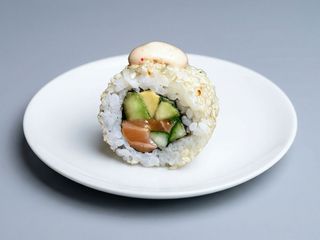 Рол Каліфорнія з лососем в кунжуті (8шт/212г)