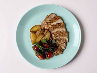 Курячий Стейк з Печеною Картоплею (320г)