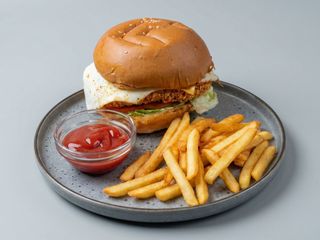 БУРГЕР З ПАНІРОВАНОЮ КУРКОЮ(340/90/40г)