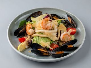 Теплий салат з морепродуктами 290г)