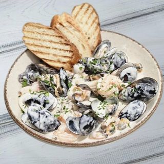 Плато морепродуктів у вершковому соусі (920/45г)