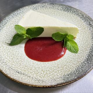 Чізкейк з полуничним соусом (140/30 г)