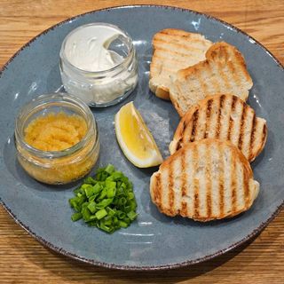 Щуча ікра зі збитим вершковим маслом та підсмаженими грінками (50/60/45г)