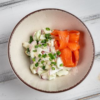 Весняний салат з редисом та лососем (260г/50г)