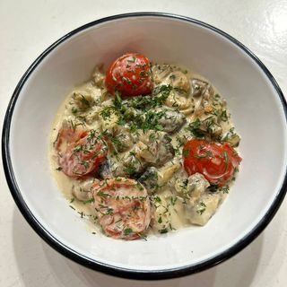 Мʼясо чорноморського рапана у вершковому соусі з томатами чері та печерицями (280 г)