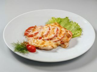 Відбивна запечена з помідором та сиром (100г)