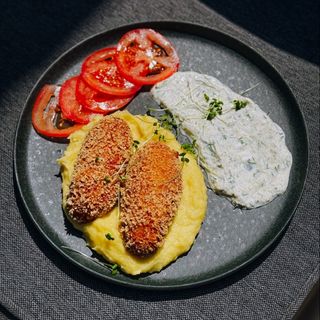 Щучі котлетки з картопляним пюре та соусом райта